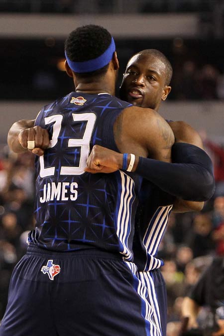 欧文突破防守助攻制胜（欧文强突妙传送出制胜助攻）