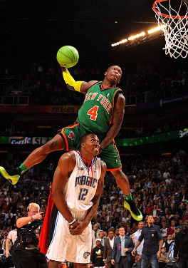 杨瀚森带女友赴美引发争议，好友崔永熙称其应专注篮球，网友支持其在球场表现。（杨瀚森携女友赴美引热议：崔永熙建议专注篮球，网友力挺其场上表现）