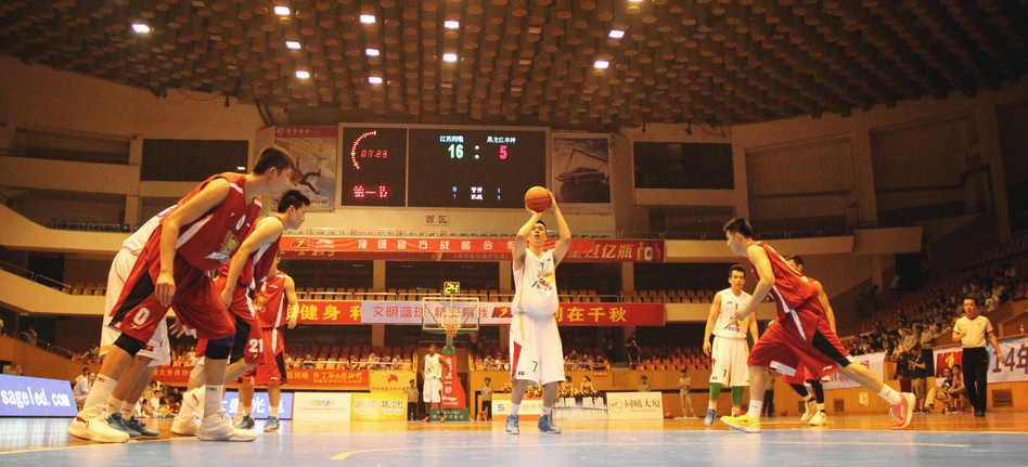 今天复出战独行侠！艾顿谈对位浓眉：防守他需要全队努力（艾顿今日复出迎战独行侠：谈防浓眉需全队合力）